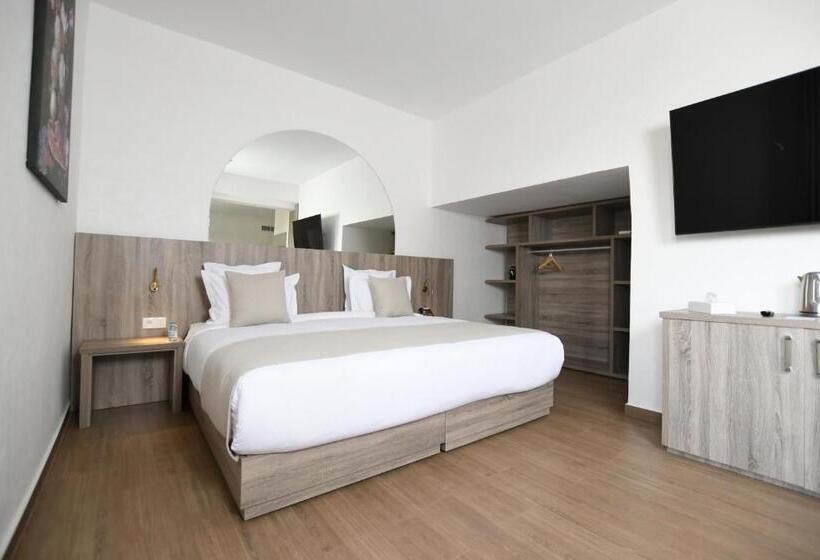 سوییت سوپریور, 555 Hotel Clubbing Adults Only