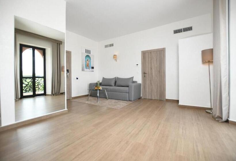 سوییت سوپریور, 555 Hotel Clubbing Adults Only