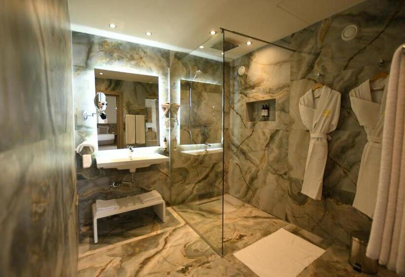 سوییت سوپریور, 555 Hotel Clubbing Adults Only