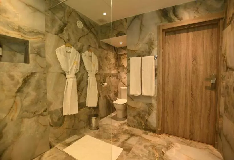 سوییت سوپریور, 555 Hotel Clubbing Adults Only
