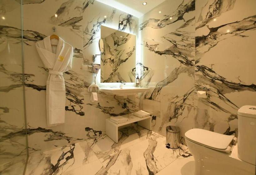 سوییت اجرایی, 555 Hotel Clubbing Adults Only