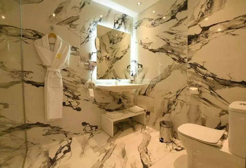 سوییت اجرایی, 555 Hotel Clubbing Adults Only