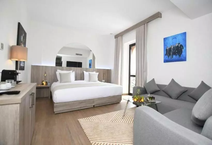 سوییت اجرایی, 555 Hotel Clubbing Adults Only