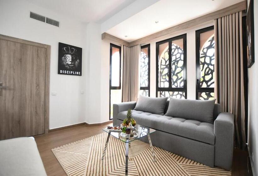 سوییت اجرایی, 555 Hotel Clubbing Adults Only