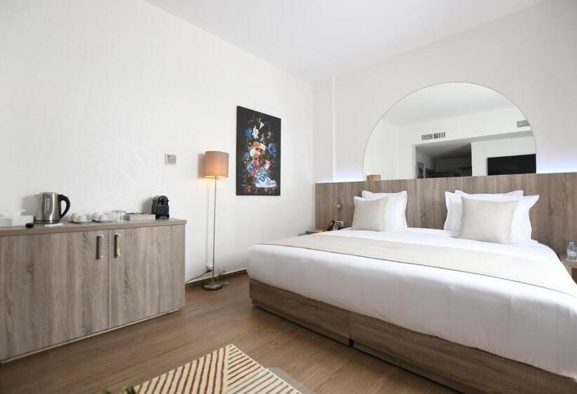 سوییت اجرایی, 555 Hotel Clubbing Adults Only