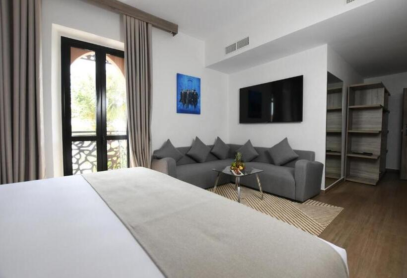 سوییت اجرایی, 555 Hotel Clubbing Adults Only