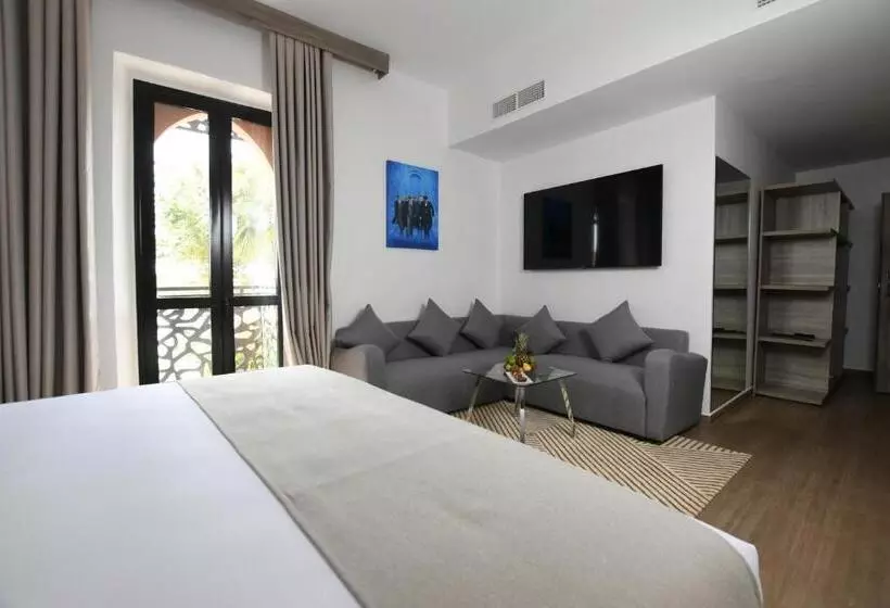 سوییت اجرایی, 555 Hotel Clubbing Adults Only