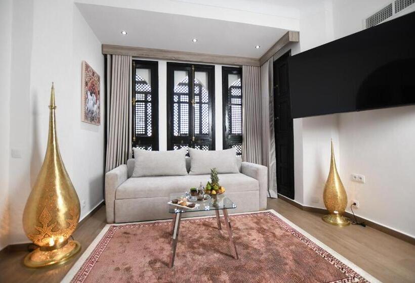 سوییت اجرایی, 555 Hotel Clubbing Adults Only