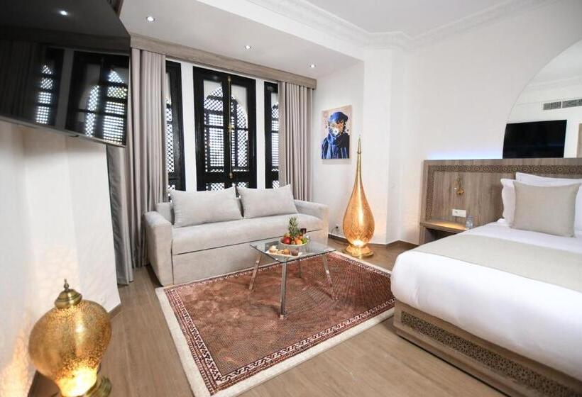 سوییت اجرایی, 555 Hotel Clubbing Adults Only