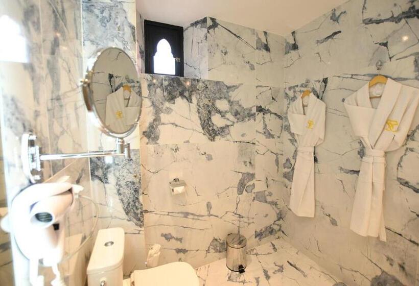 سوییت اجرایی, 555 Hotel Clubbing Adults Only