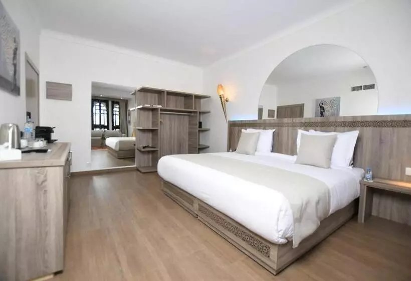 اتاق لوکس, 555 Hotel Clubbing Adults Only