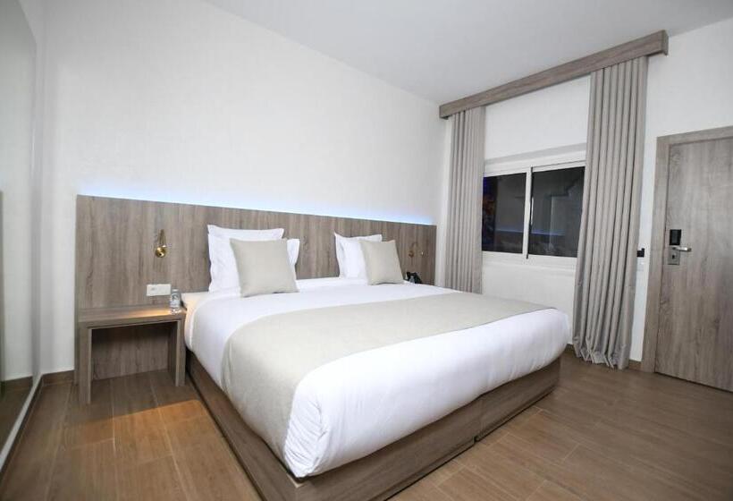 اتاق لوکس, 555 Hotel Clubbing Adults Only