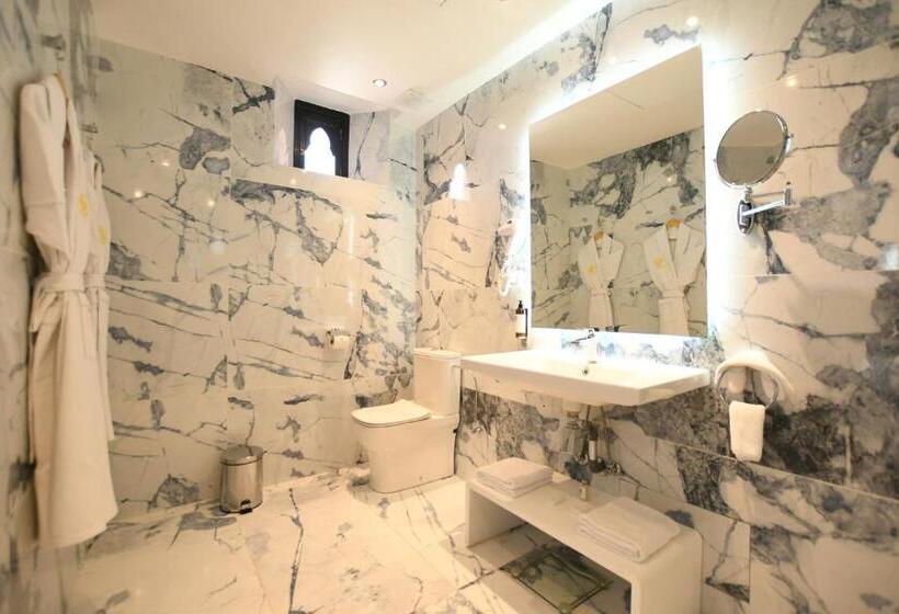 اتاق لوکس, 555 Hotel Clubbing Adults Only