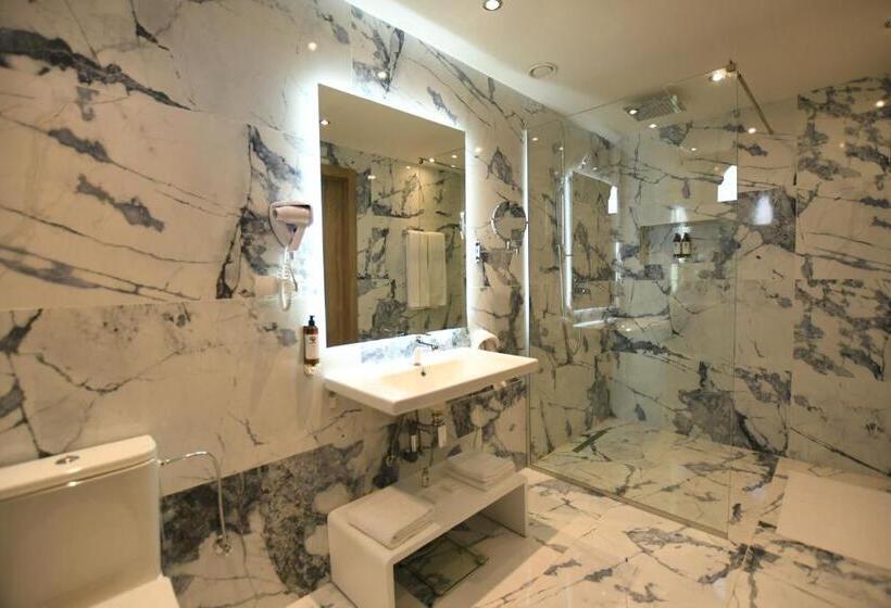 اتاق لوکس, 555 Hotel Clubbing Adults Only