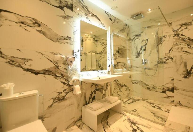 اتاق لوکس, 555 Hotel Clubbing Adults Only