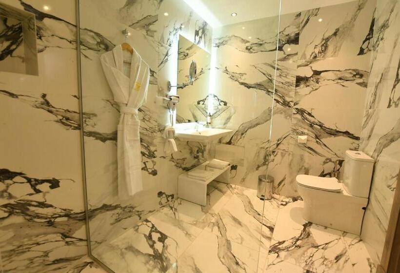 سوییت, 555 Hotel Clubbing Adults Only