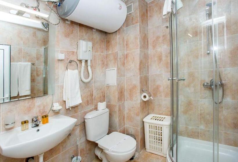 شقة غرفة واحدة, The Castle Complex