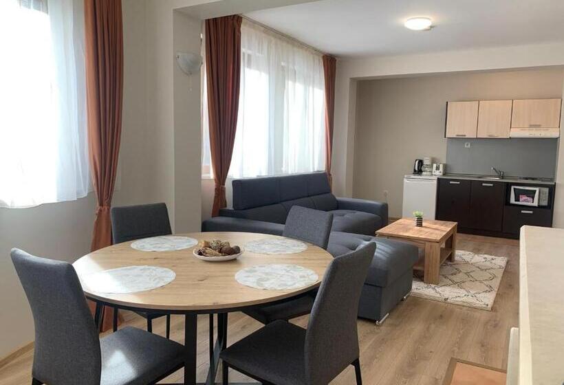 شقة غرفة واحدة, The Castle Complex