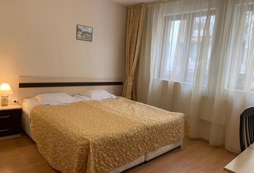 شقة غرفتين, The Castle Complex