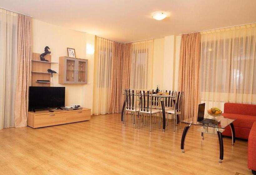 شقة غرفتين, The Castle Complex