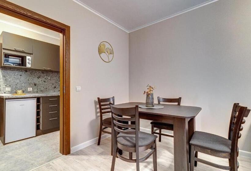 شقة غرفتين, The Castle Complex