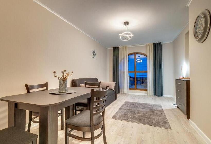 شقة غرفتين, The Castle Complex