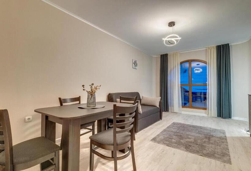 شقة غرفتين, The Castle Complex