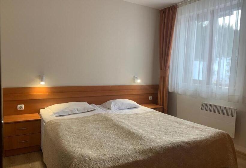 شقة غرفة واحدة, The Castle Complex