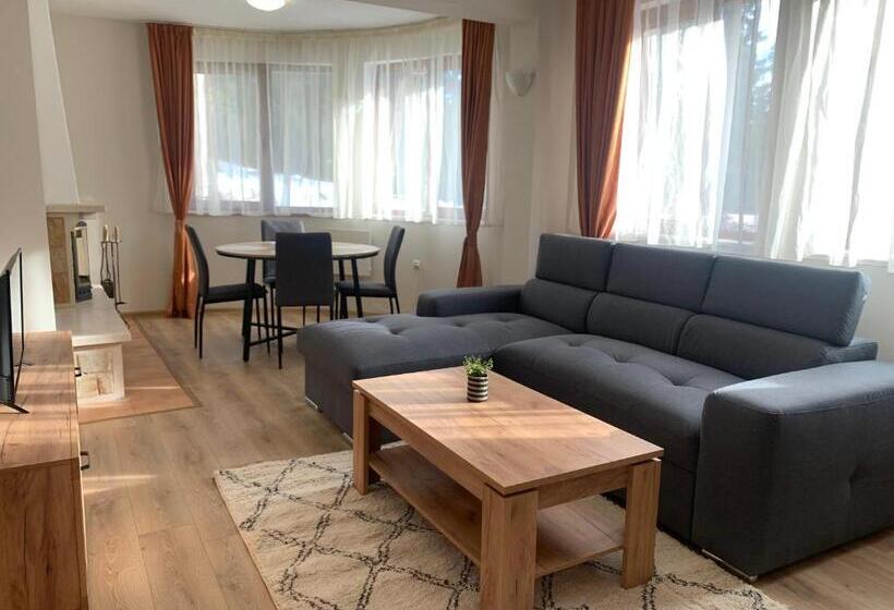 شقة غرفة واحدة, The Castle Complex