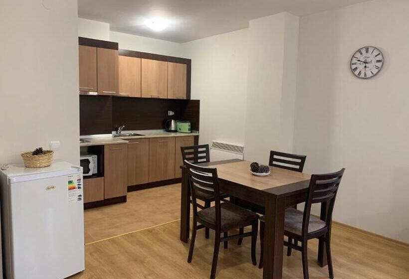 شقة غرفة واحدة, The Castle Complex