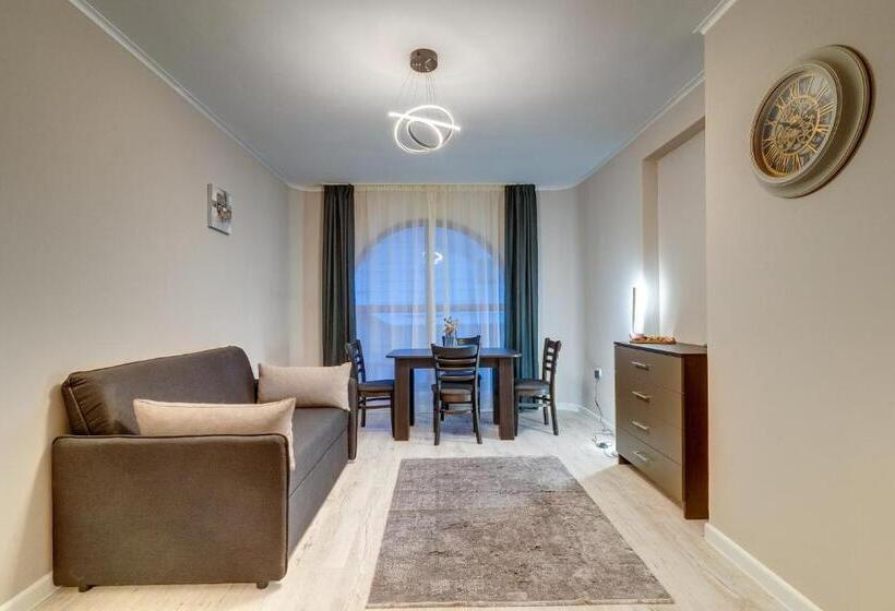 شقة غرفتين, The Castle Complex