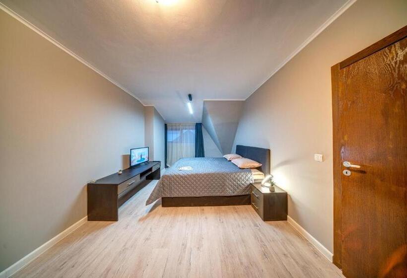 شقة غرفتين, The Castle Complex