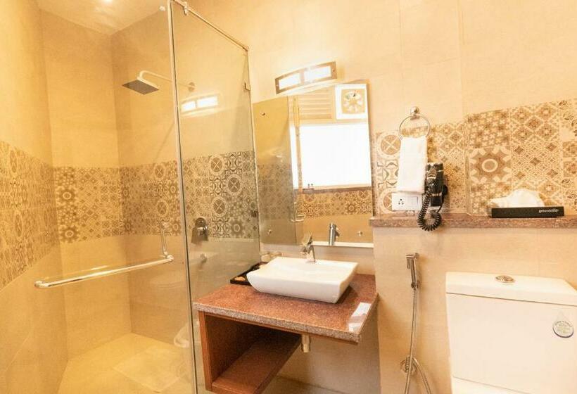 חדר סטנדרט עם מיטת קינג, Himalayan Splendour Resort