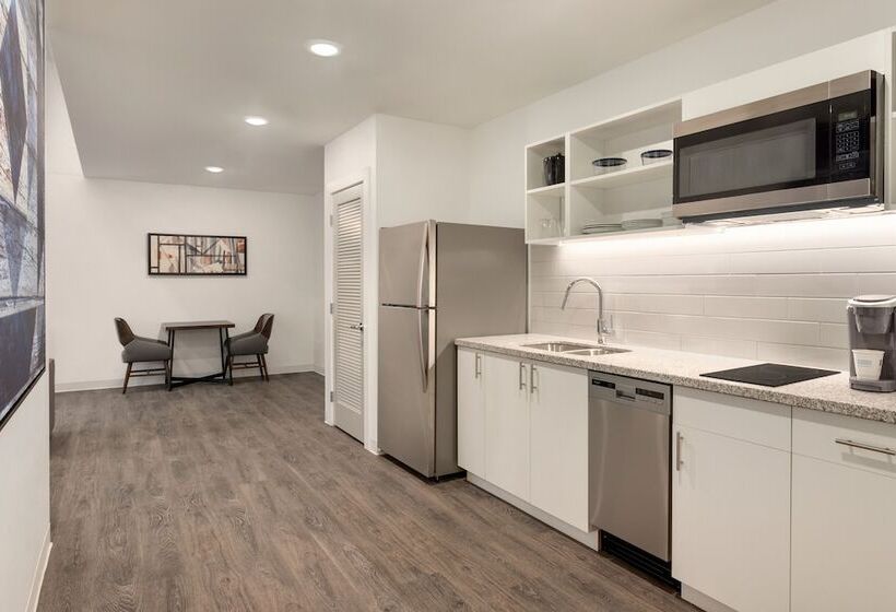 디럭스 룸, Leavenworth Local