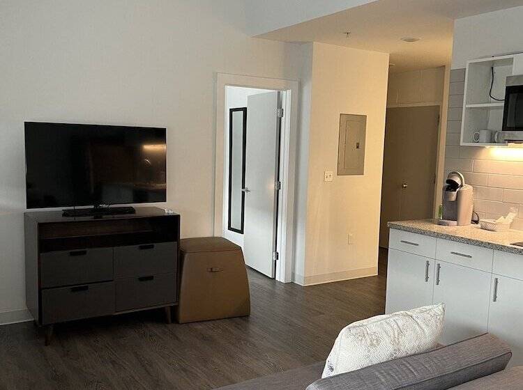 디럭스 룸, Leavenworth Local