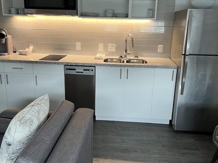 디럭스 룸, Leavenworth Local