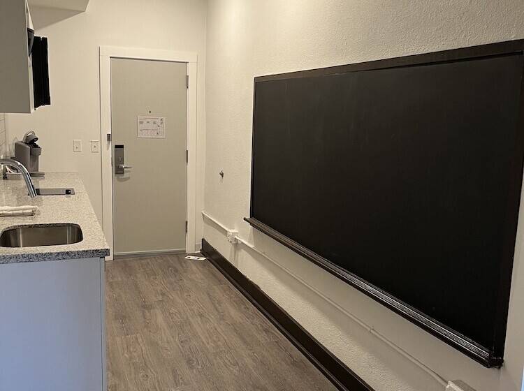 디럭스 룸, Leavenworth Local