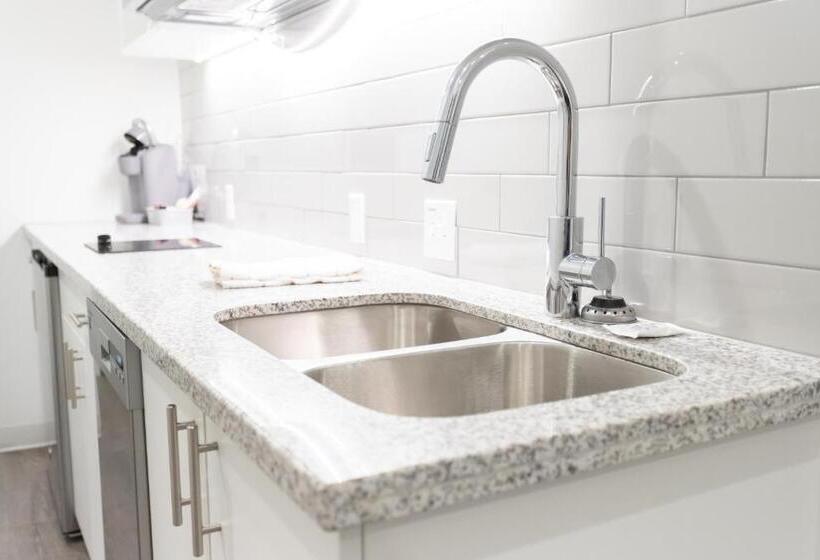 디럭스 룸, Leavenworth Local