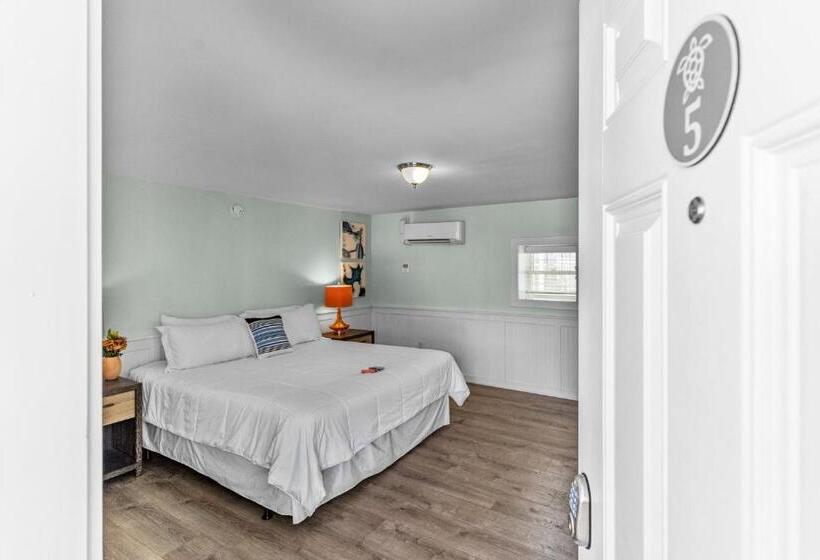 带大床的豪华间, Loggerhead Inn And Suites