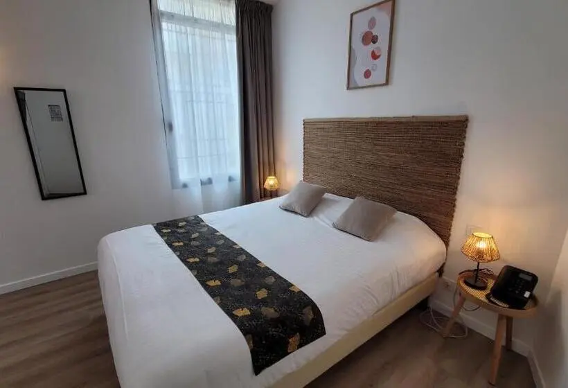 اتاق کلاسیک سه تخته, Le Relais Du Valois Cognac Centre