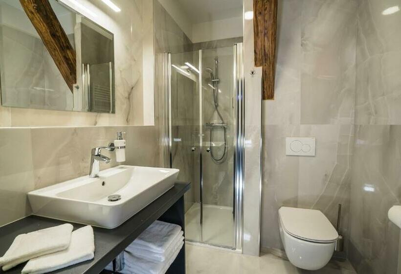 标准间, Cassian Inn