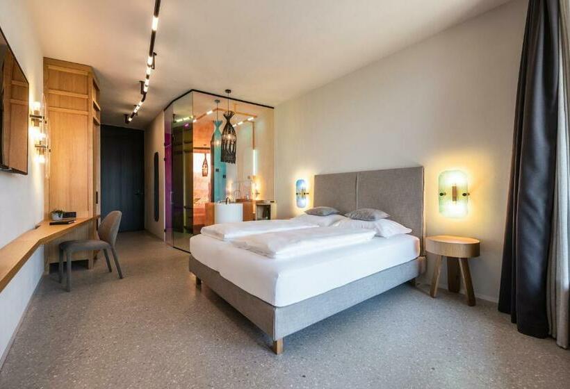 جناح مطل على البحيرة, Im Zeitlauf   Life With Nature