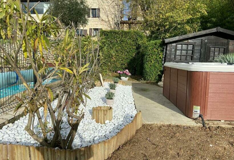 غرفة قياسية, Fleur De Lys