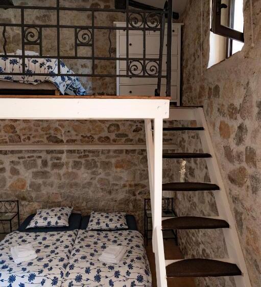 غرفة عائلية, Fleur De Lys