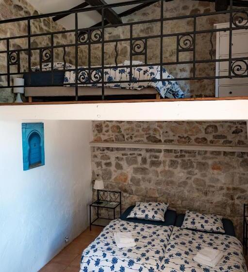 غرفة عائلية, Fleur De Lys