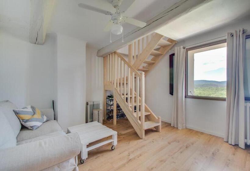 شقة غرفة واحدة, Fleur De Lys