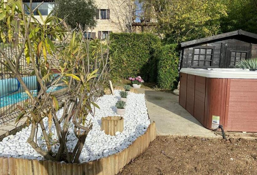 شقة غرفة واحدة, Fleur De Lys