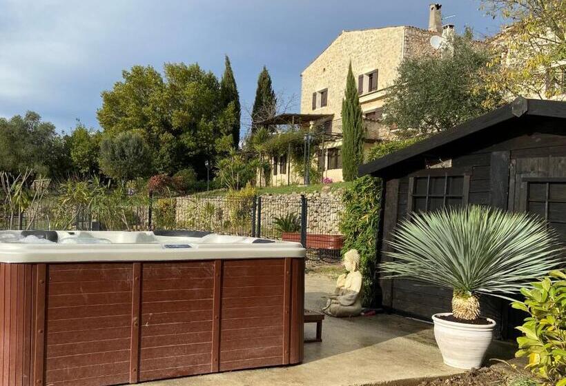 شقة غرفة واحدة, Fleur De Lys