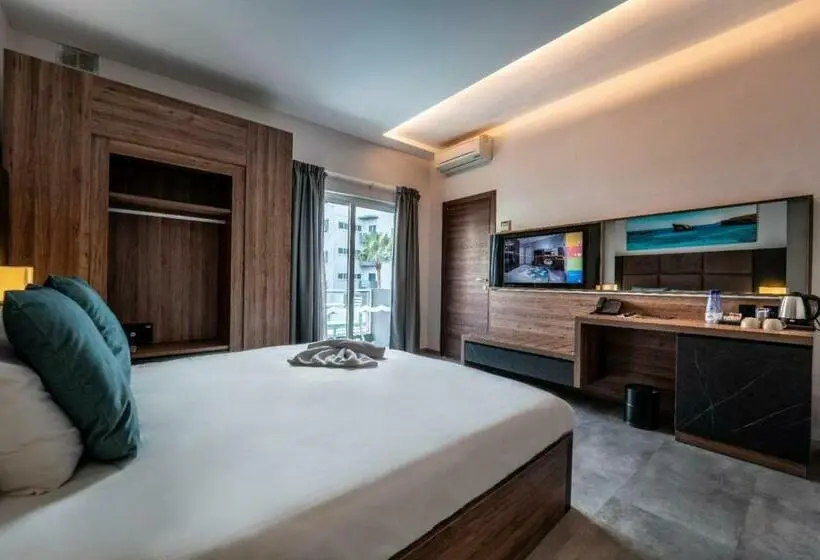 Superior Room Pool View