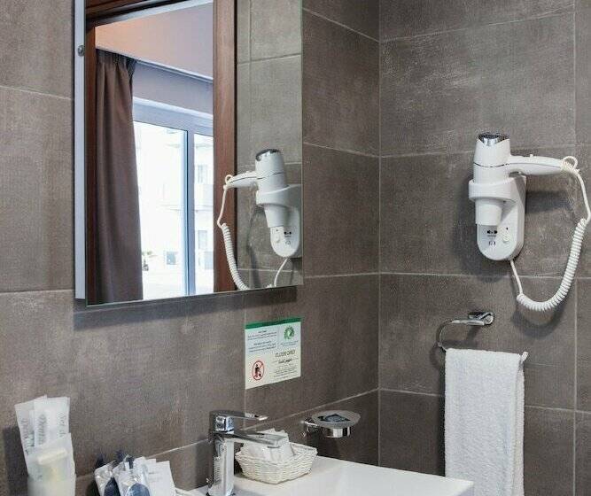 اتاق استاندارد سه تخته با چشم‌انداز استخر, Bora Bora Ibiza Malta Resort - Music Hotel - Adults Only